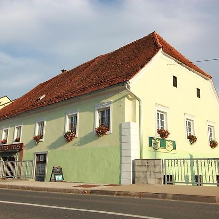 Guesthouse Veles スロヴェンスカ・ビストリツァ エクステリア 写真